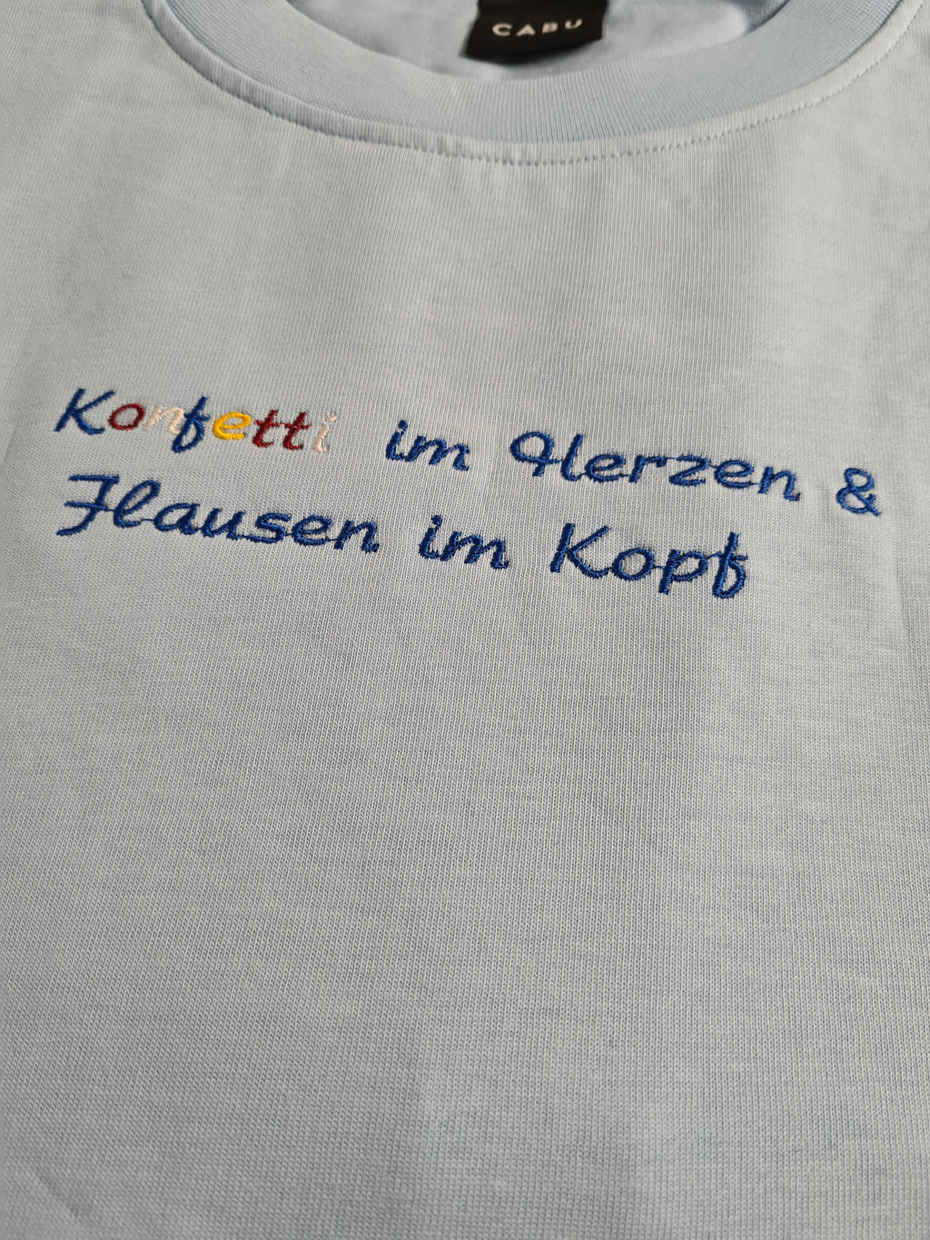 Konfetti im Herzen - Besticktes T-Shirt