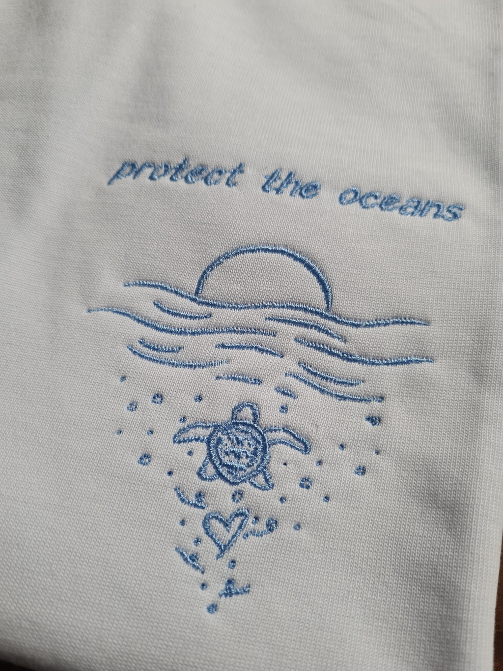 Protect the oceans - Besticktes T-Shirt