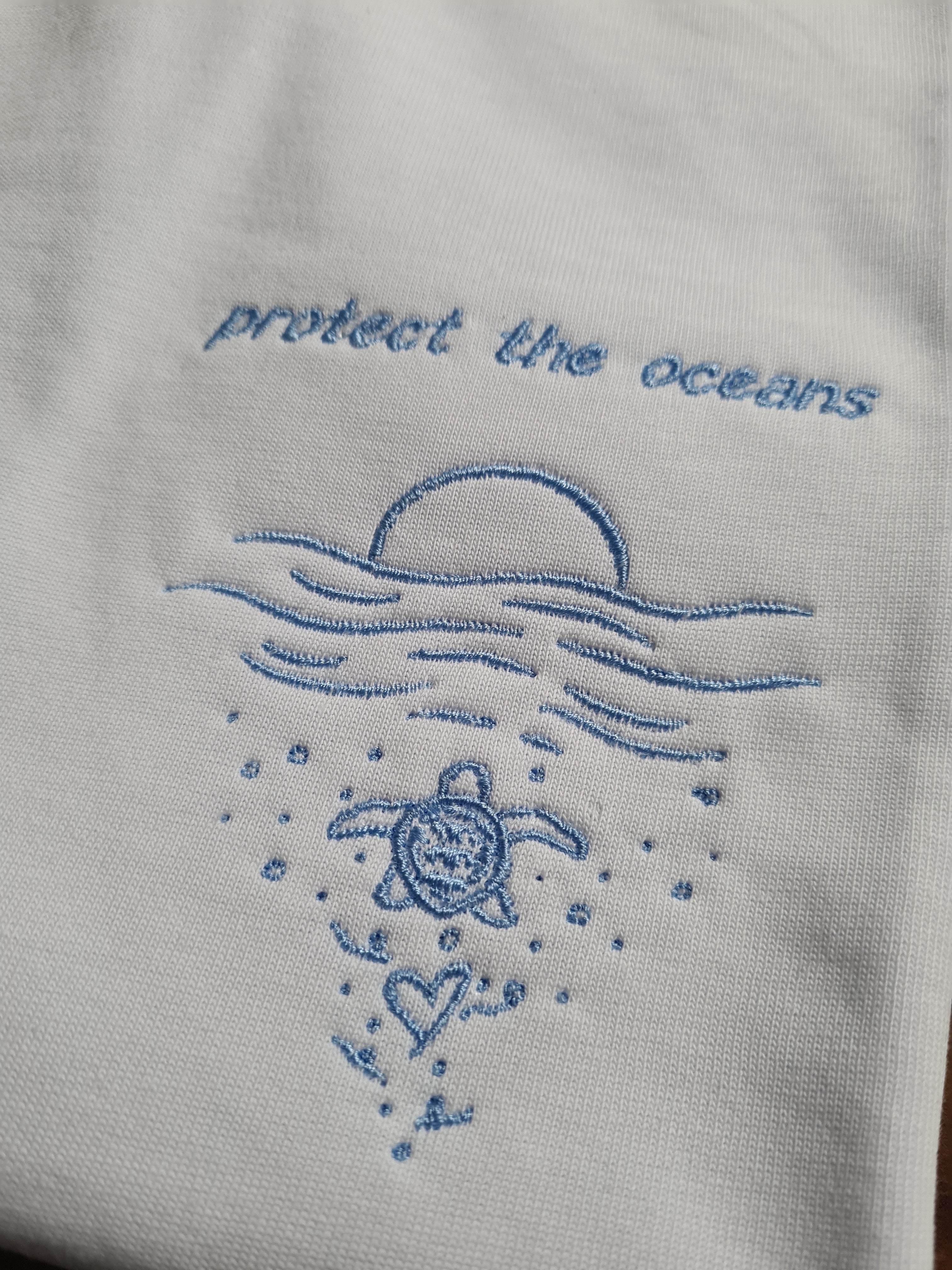 Protect the oceans - Besticktes T-Shirt