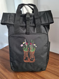 Rolltop-Rucksack „Wanderstiefel mit Wildblumen“