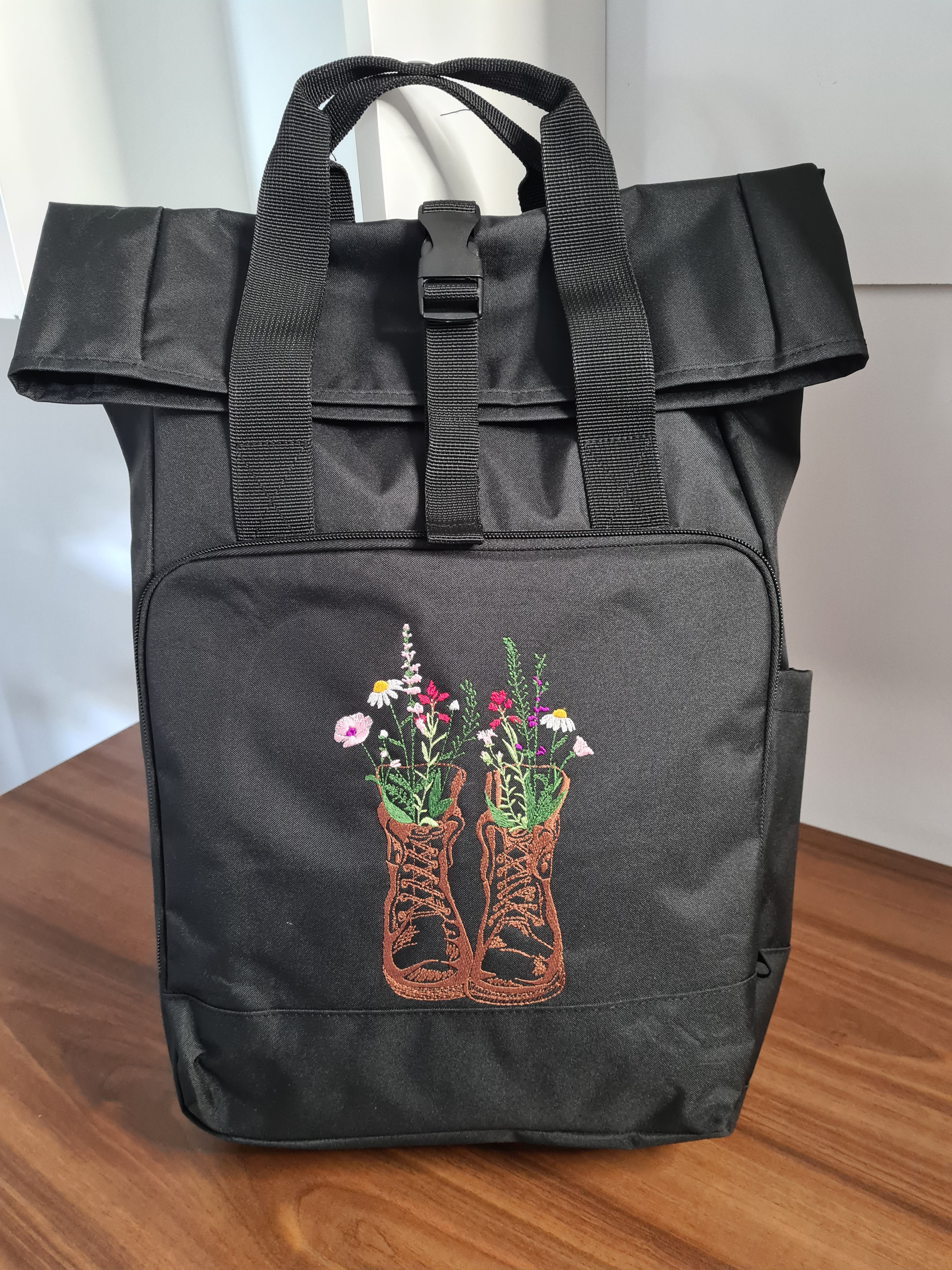 Rolltop-Rucksack „Wanderstiefel mit Wildblumen“
