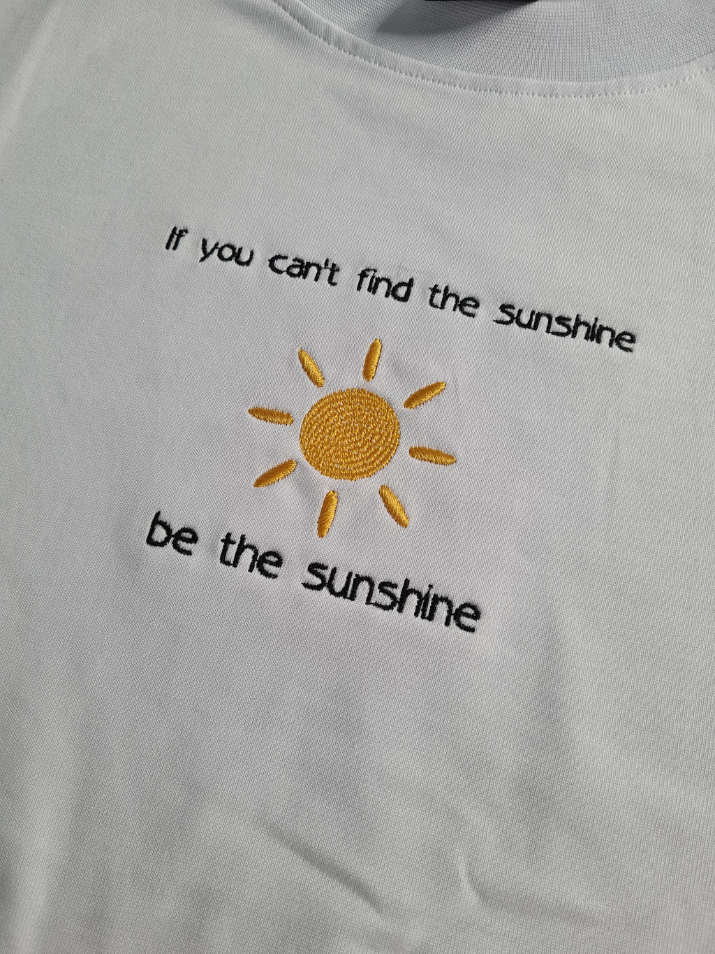 Be the sunshine - Besticktes T-Shirt