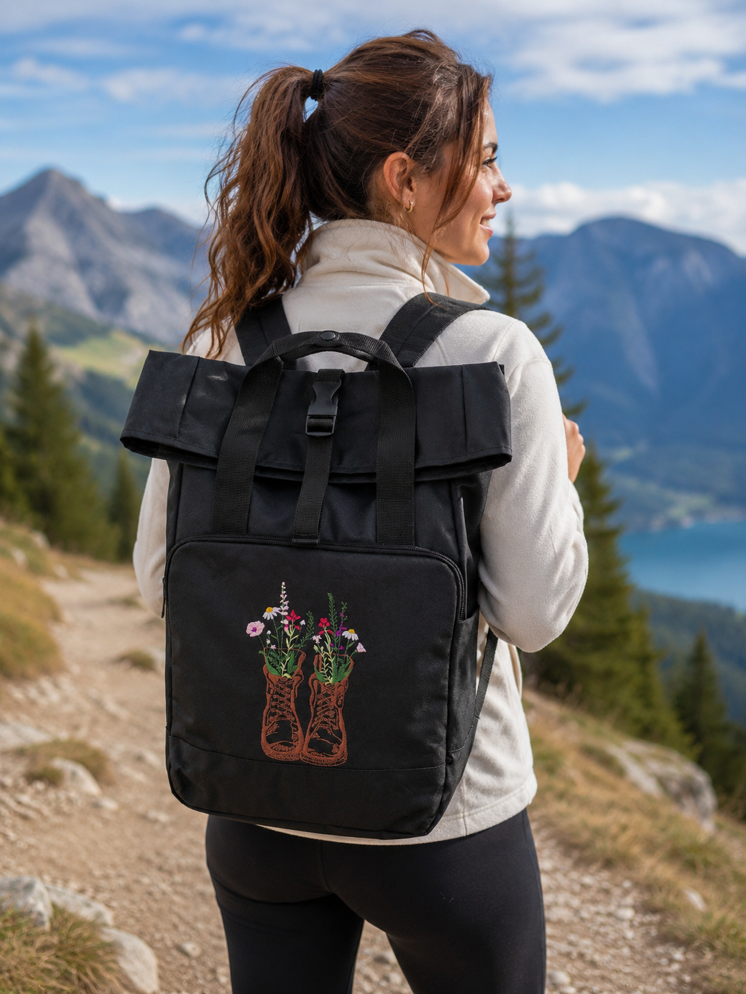 Rolltop-Rucksack „Wanderstiefel mit Wildblumen“