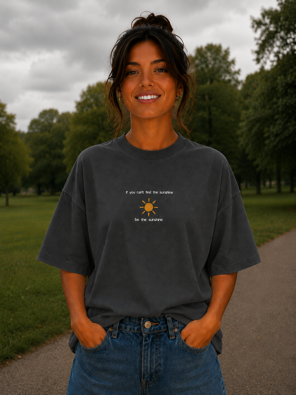 Be the sunshine - Besticktes T-Shirt